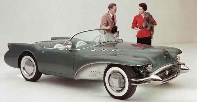 In addition its radical design, the 1954 Wildcat II concept was developed to test the viability of a fiberglass body. 